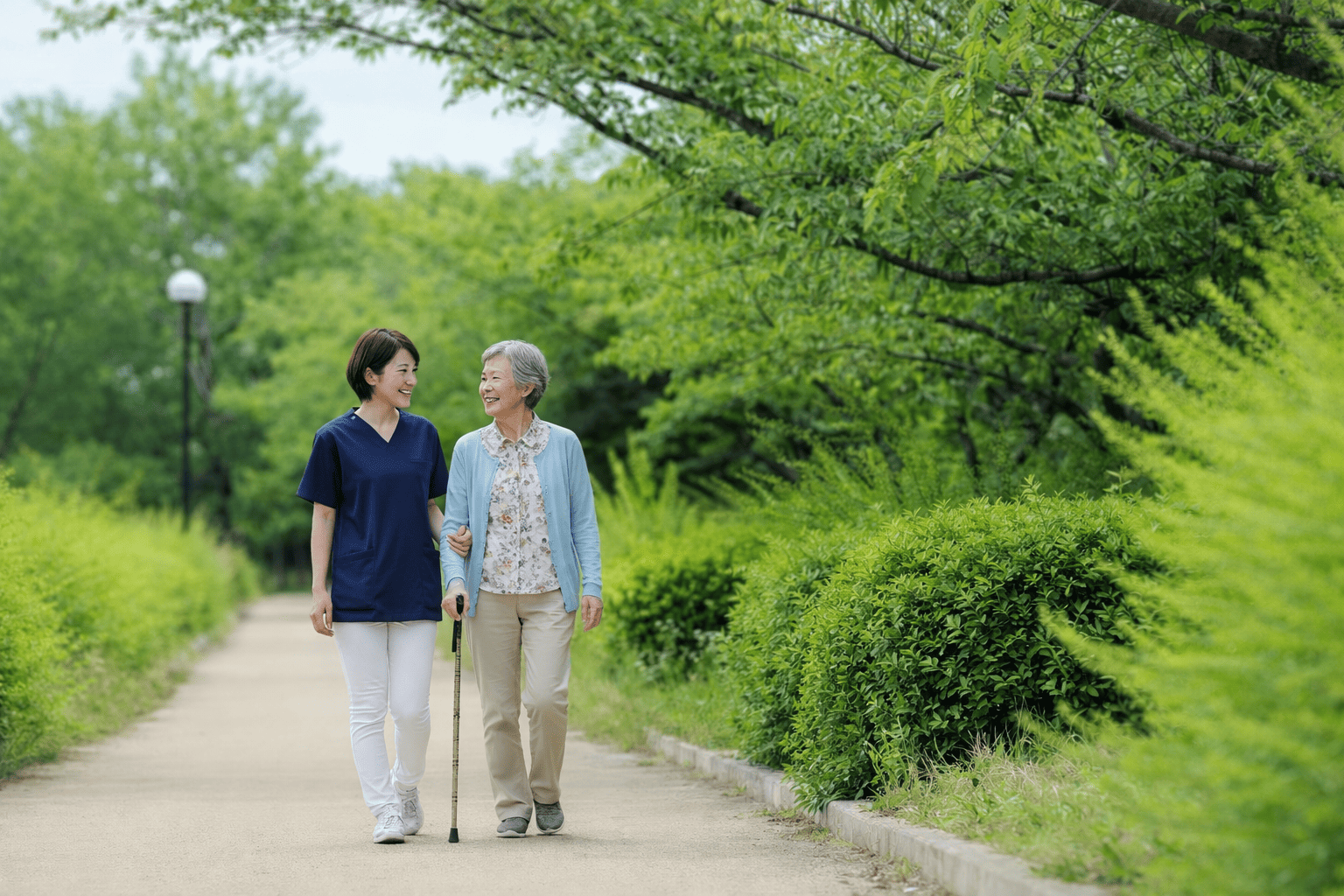 利用者にやさしく寄り添う介護士